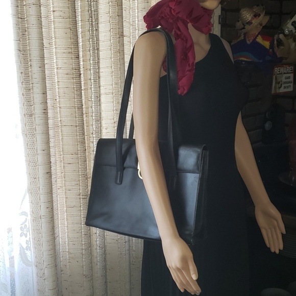 𝅺FERRAGAMO black leather tote. - Picture 8 of 8